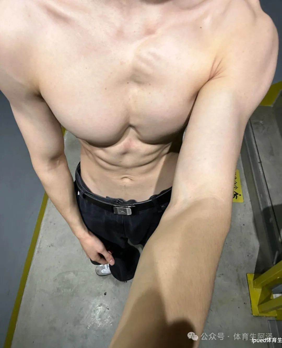 宽肩窄腰薄肌体育生，私下竟然这样？反差太大，没眼看……（体育生粗壮的小腿）
