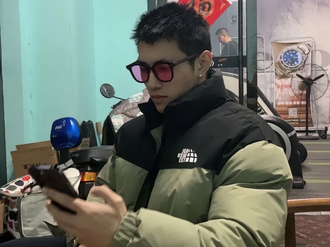 浙江一生煎店老板身材太好被偷拍！寸头爷们开直播太顶了！（浙江生煎包加盟）