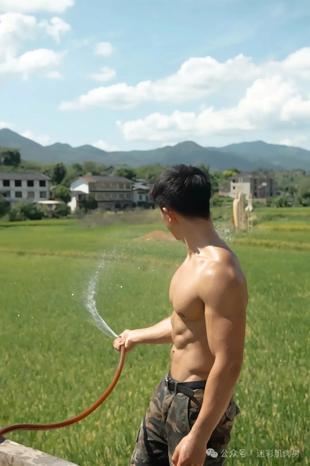 重庆运动男穿灰裤子湿透脱？！粗壮长腿太大太性感了！！（男生穿灰裤子怎么了）