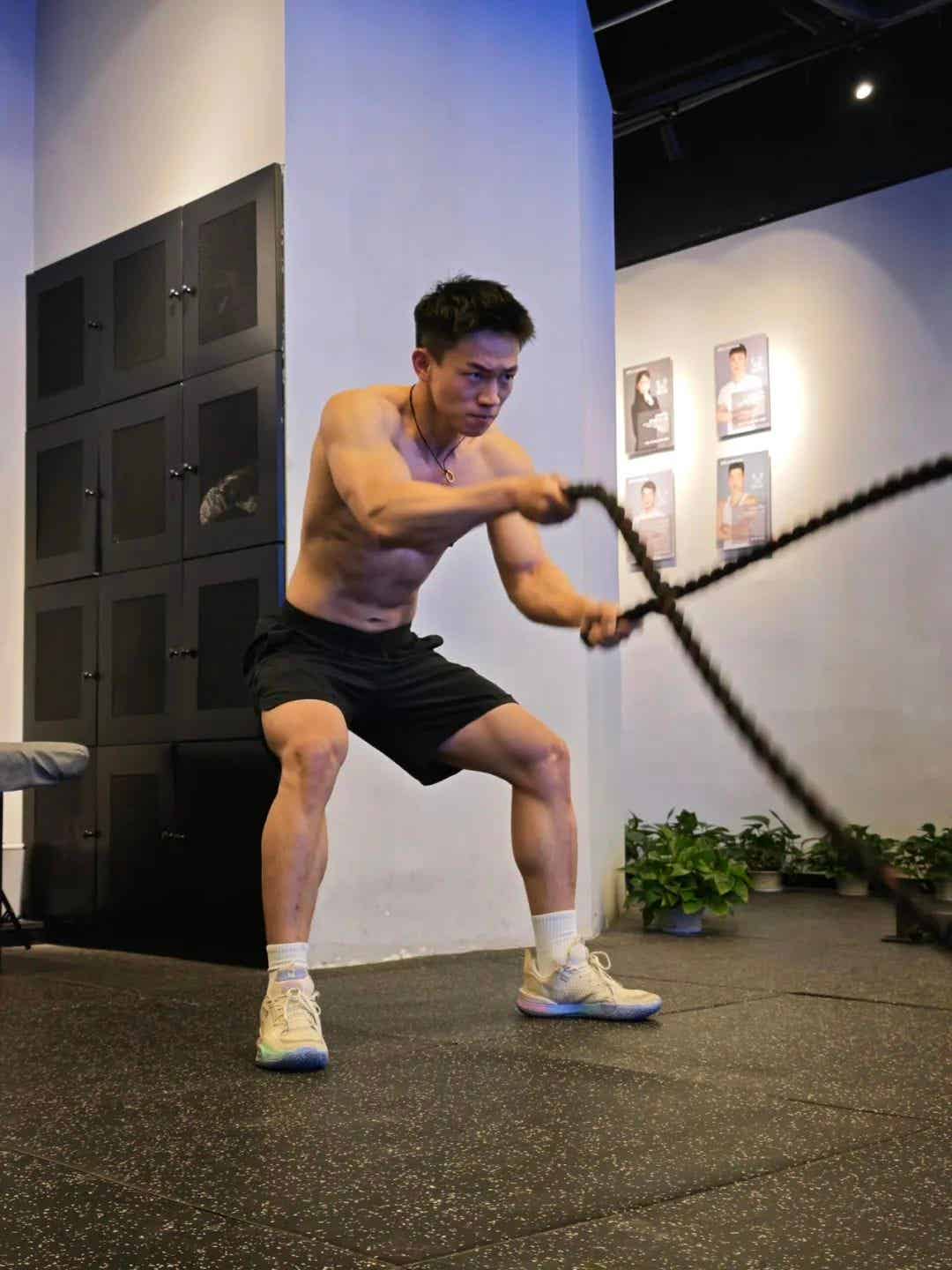 硬朗黑皮健身教练网红，狂秀面包胸钢筋臂，低体脂肌肉身材血管线条又硬又爷们（黑皮鸡枞菌）