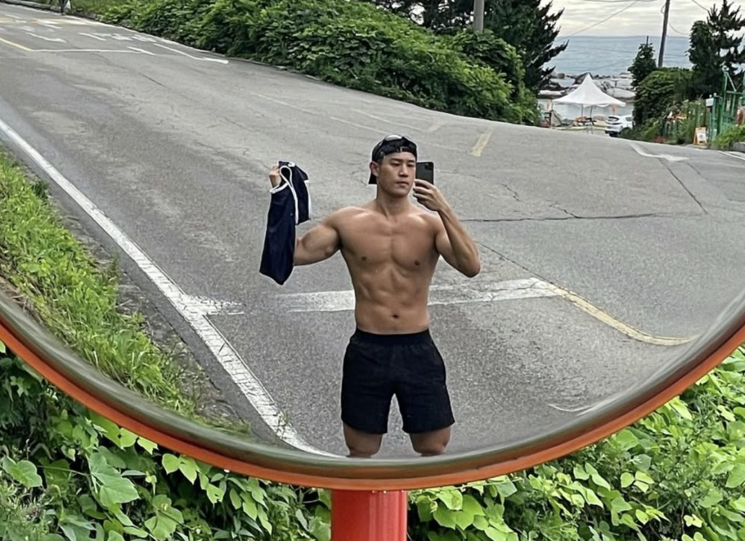 地铁上的壮硕肌肉男被扒了，穿红泳裤居然这么性感！（地铁上帅气小哥哥）