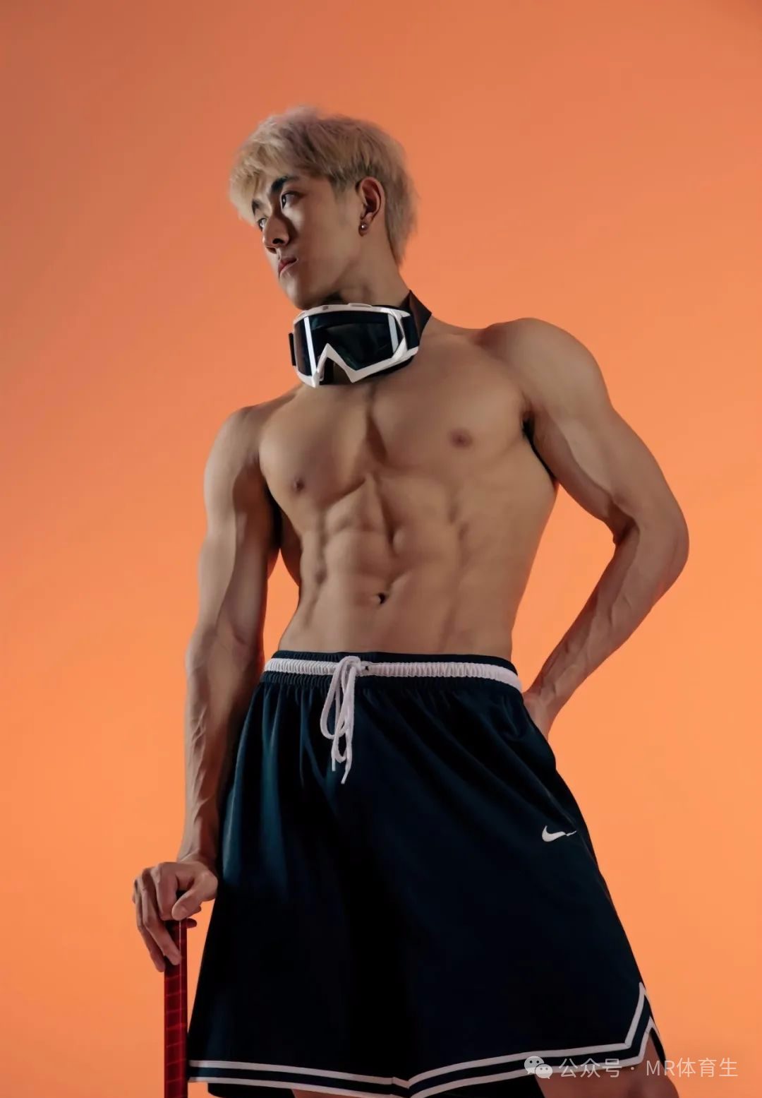 188cm成都健身男模，硬核腱子肉完美诠释的肌肉小狼狗（成都健身壮男微博）
