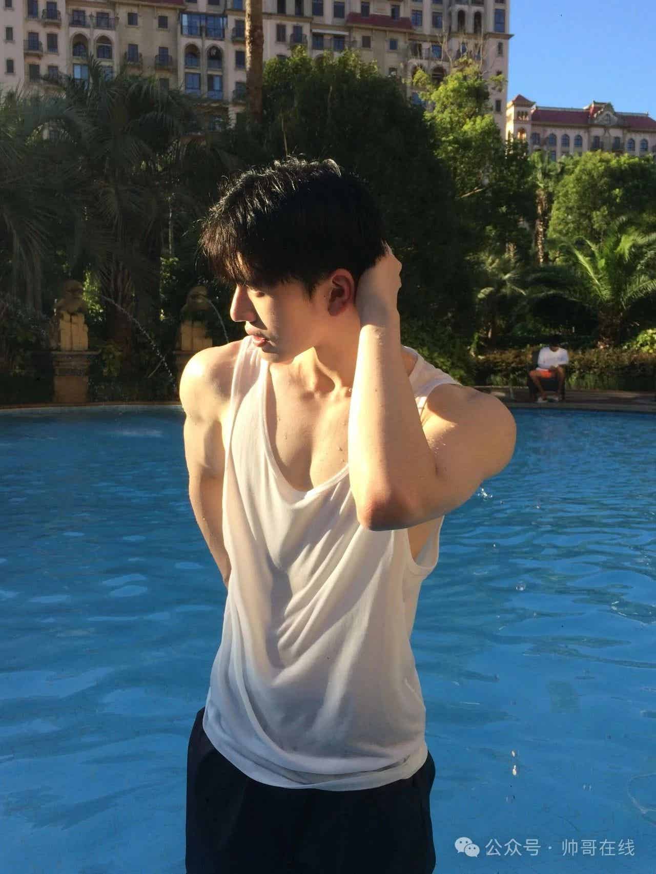 04年薄肌男大帅哥，干净男朋友太可了！（薄肌男生）