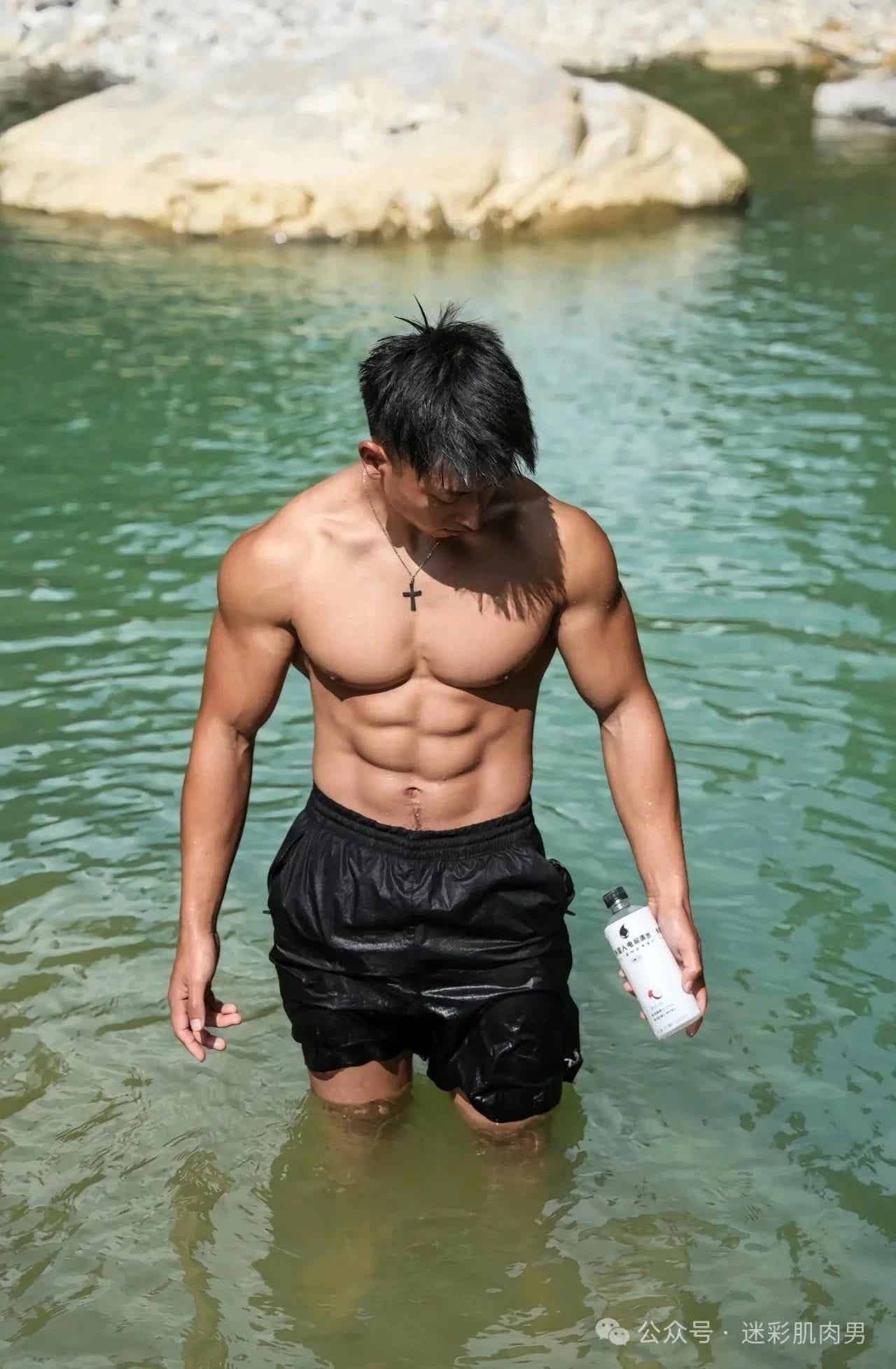 重庆运动男神爆火：灰裤子湿透，长腿禁欲，X张力拉满！（重庆的运动员）