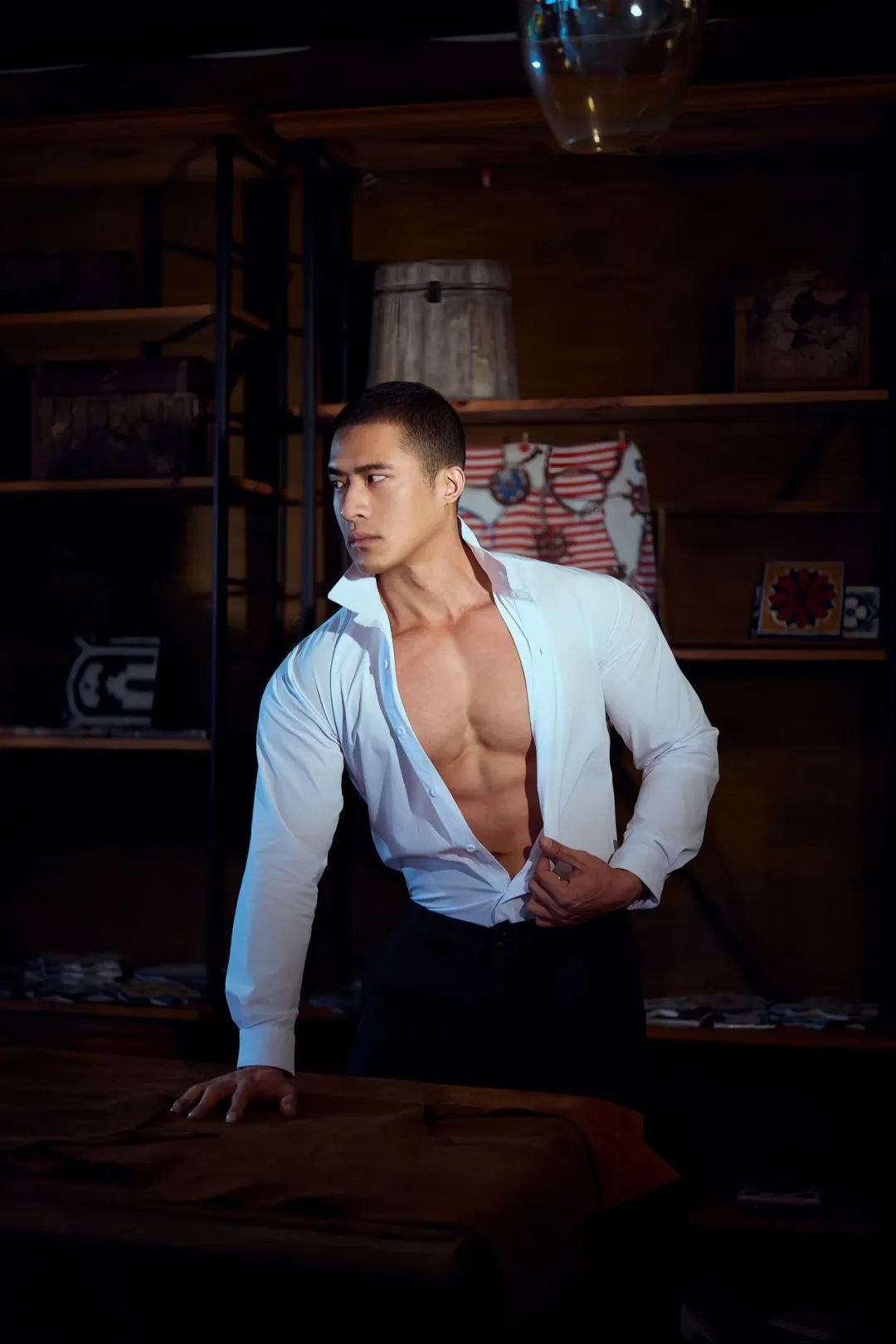 最近一个健硕的肌肉男又刷屏了（肌肉健硕的男子）