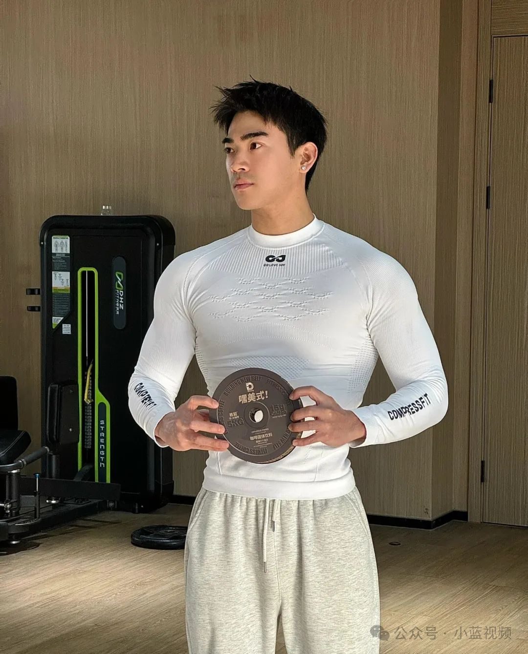 麒麟臂肱二头满屏男人味的健身教练就是他！（麒麟臂腹肌男）