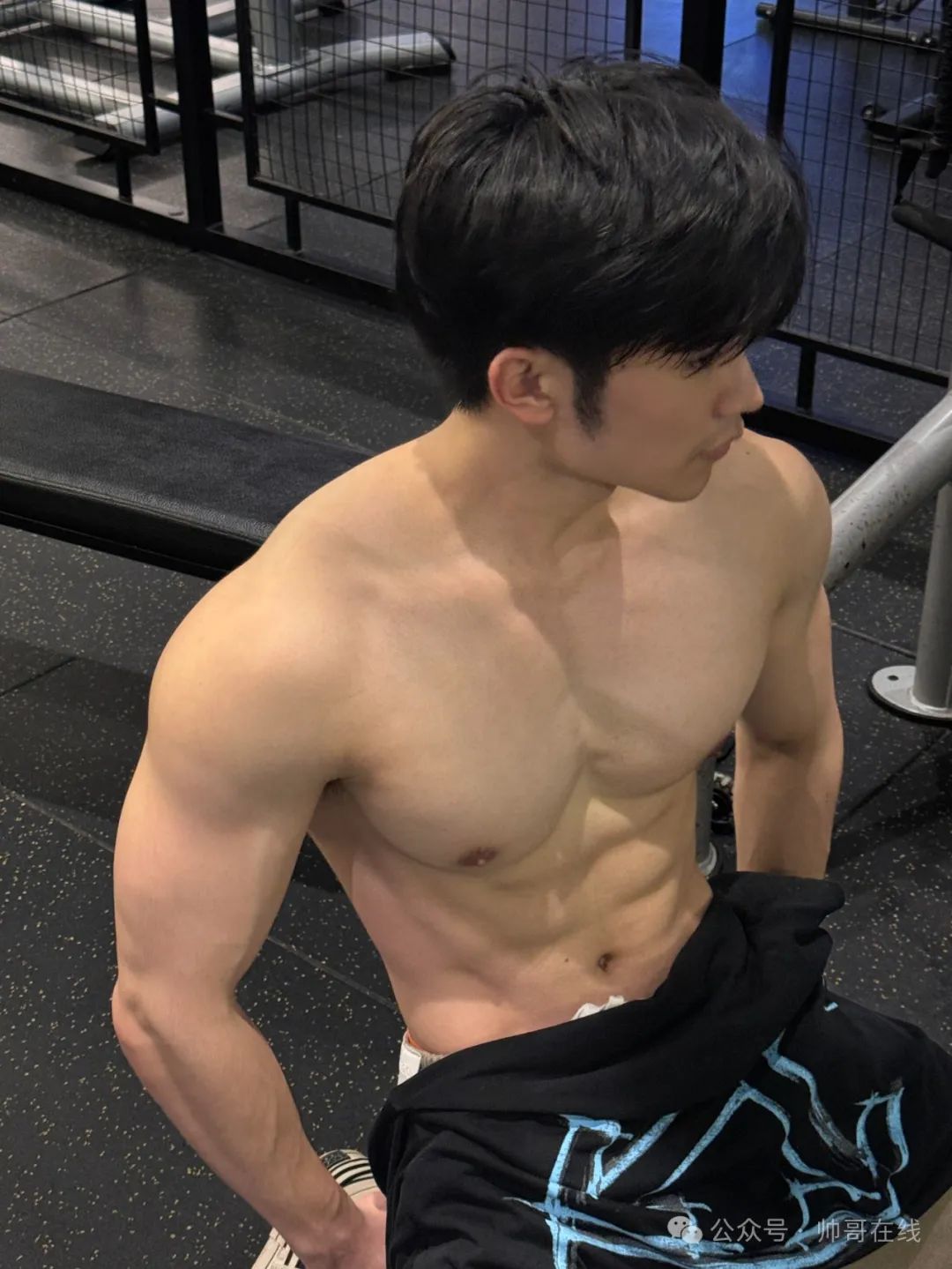 腹肌高鼻梁男大健身帅哥，谁看了不厮哈厮哈！（高鼻梁 帅哥）