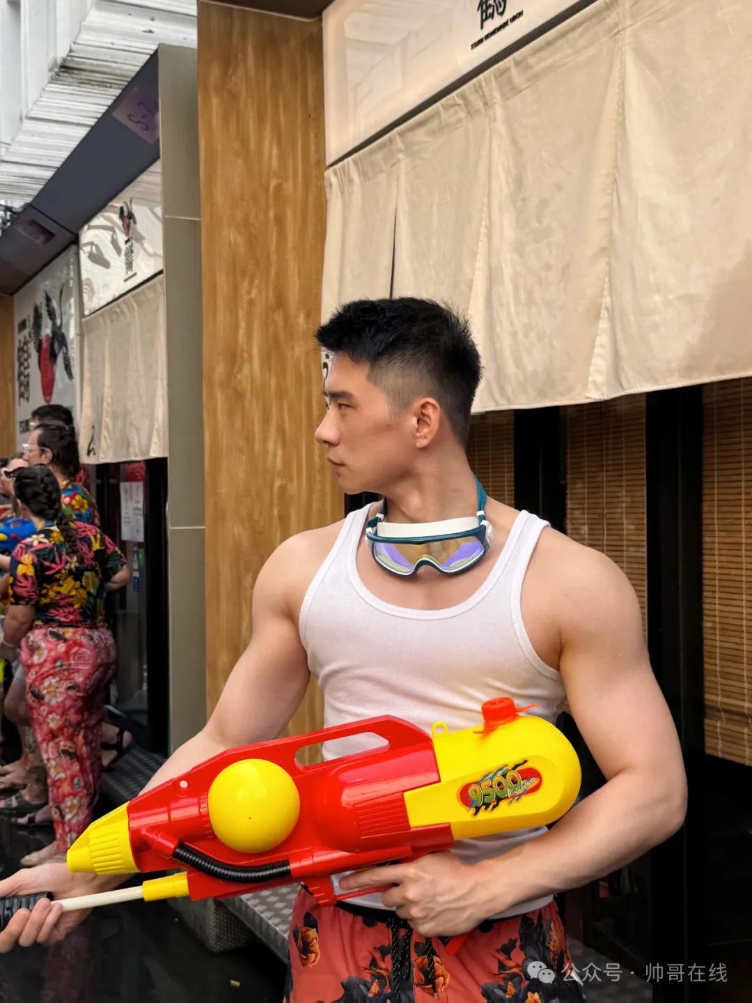 泼水节上的肌肉帅哥，集帅集美都来了！（骑行的大包肌肉帅哥）