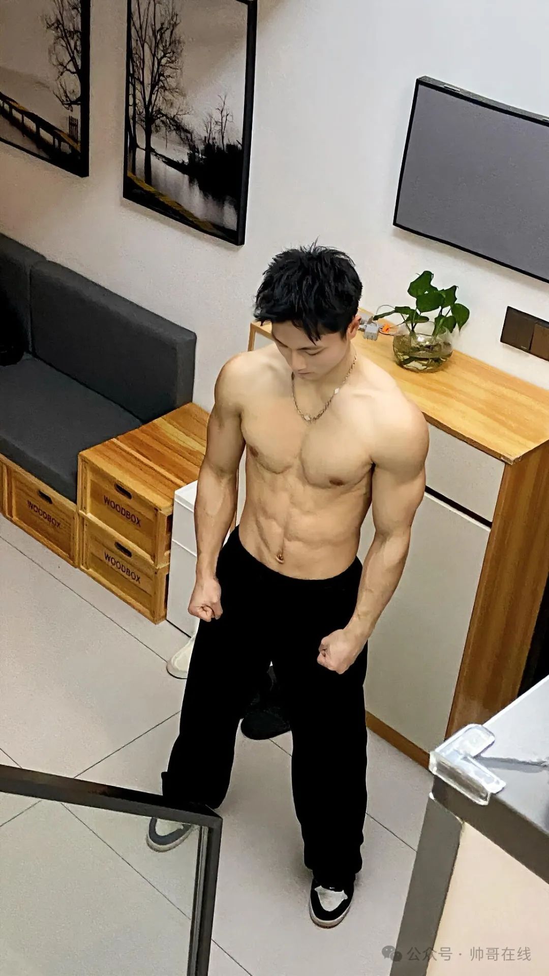 匀称精壮薄肌健身帅哥，小腹肌身材包帅的呀！（帅气的肌肉小哥哥的腹肌）