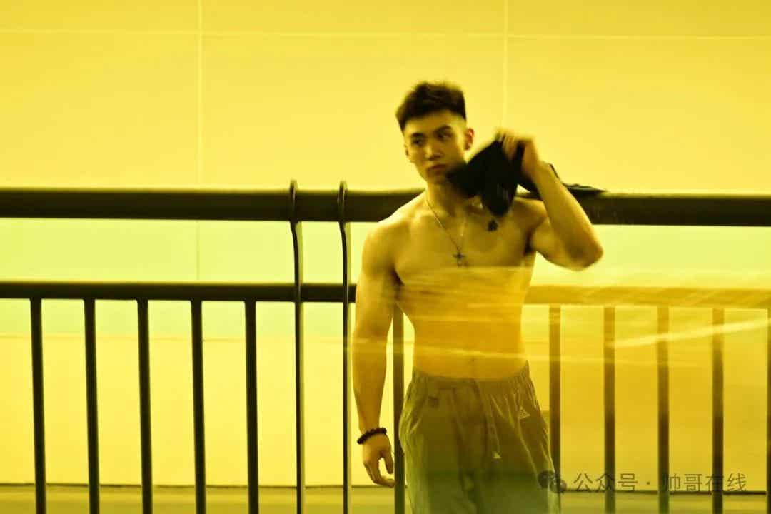 成都肌肉健身小哥，宽肩窄腰身材太结实了！（成都肌肉小伙）