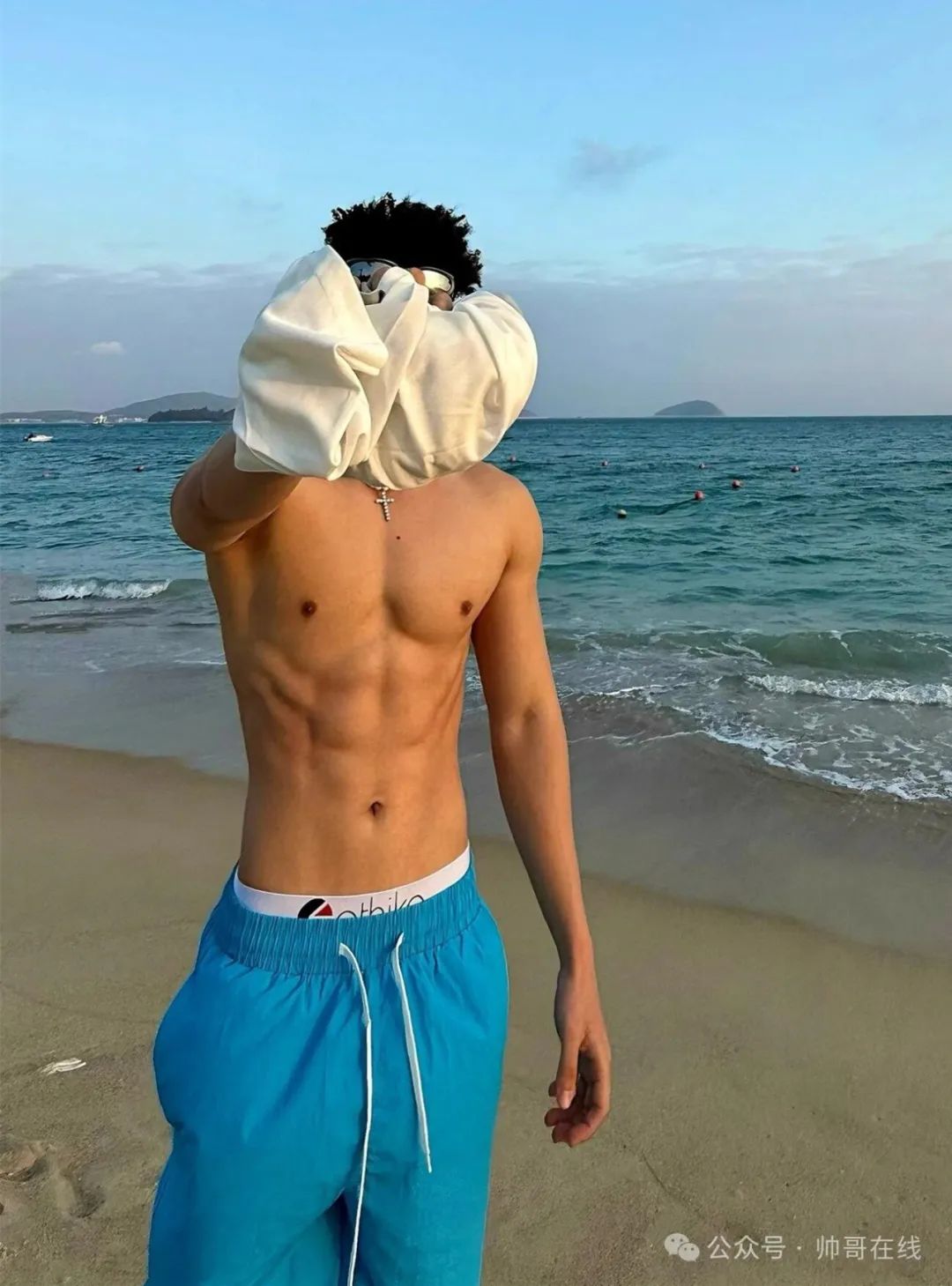 海边的腹肌体育生小帅哥，小身板嘎嘎帅！（体育生腹肌头像）