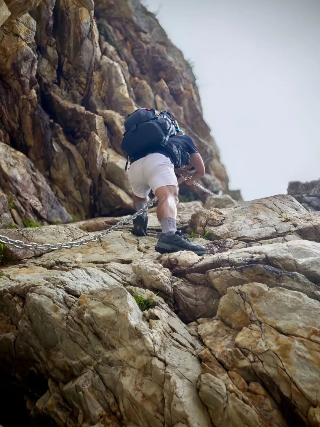 喜欢野外玩的寸头肌肉小哥，穿灰裤子太好看了（超帅寸头肌肉特警小哥）