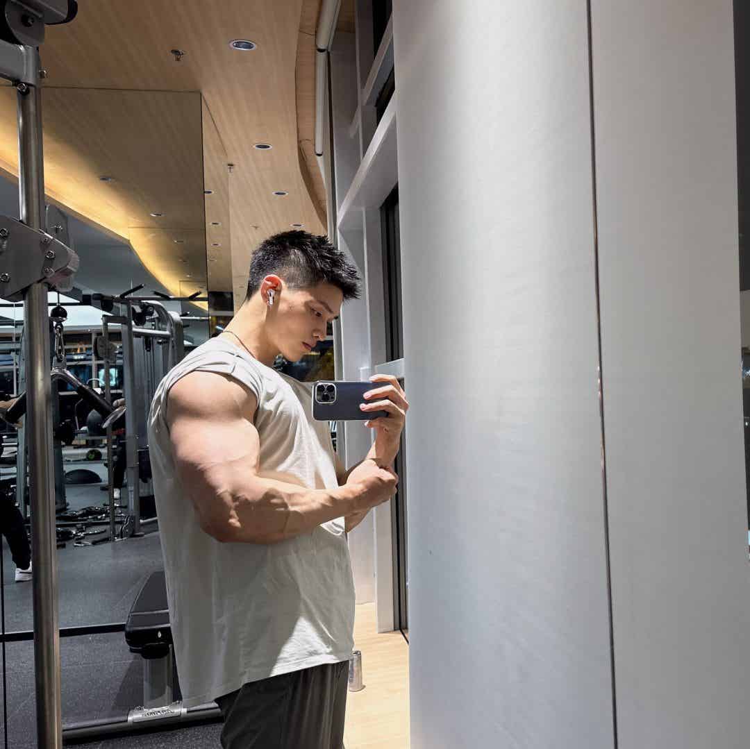 肖一遣严选4D胸肌天菜，这身材殷商看了都颤抖？！（肖一遣的新浪微博）