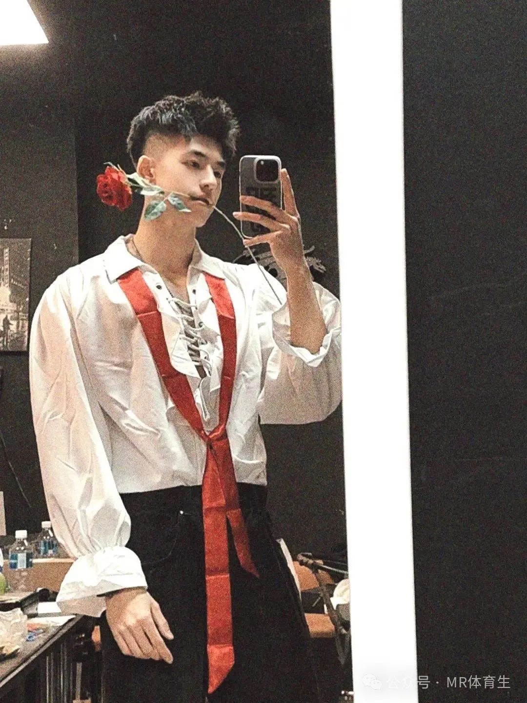 188cm肌肉小奶狗，强劲拉丝的肌肉，身材高挑宽肩窄腰+帅气正太脸（肌肉小奶狗健身照片）