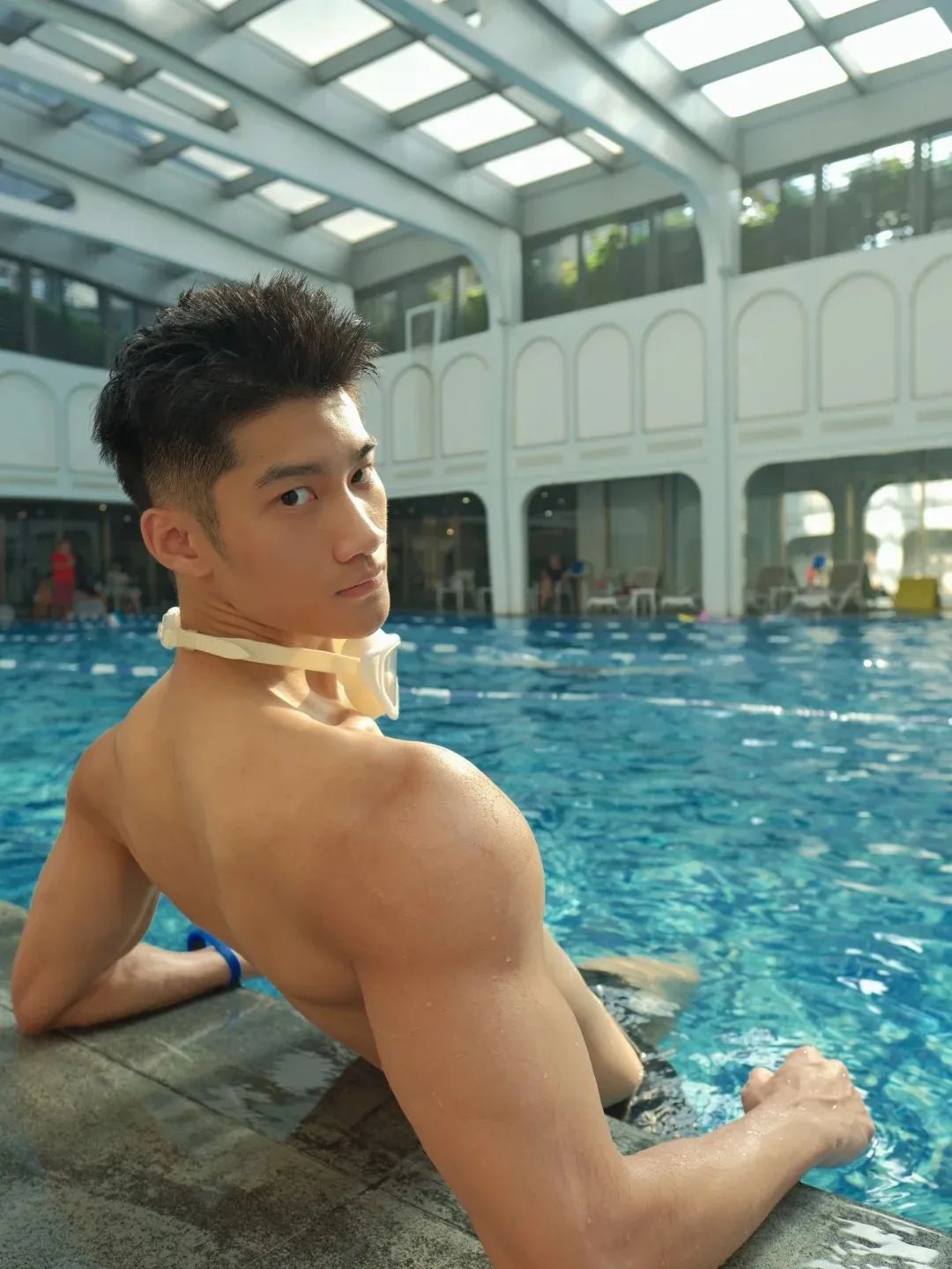 可狼可奶薄肌男孩！网友：宝藏级的高级脸 | 网红帅哥（薄肌男孩什么意思）