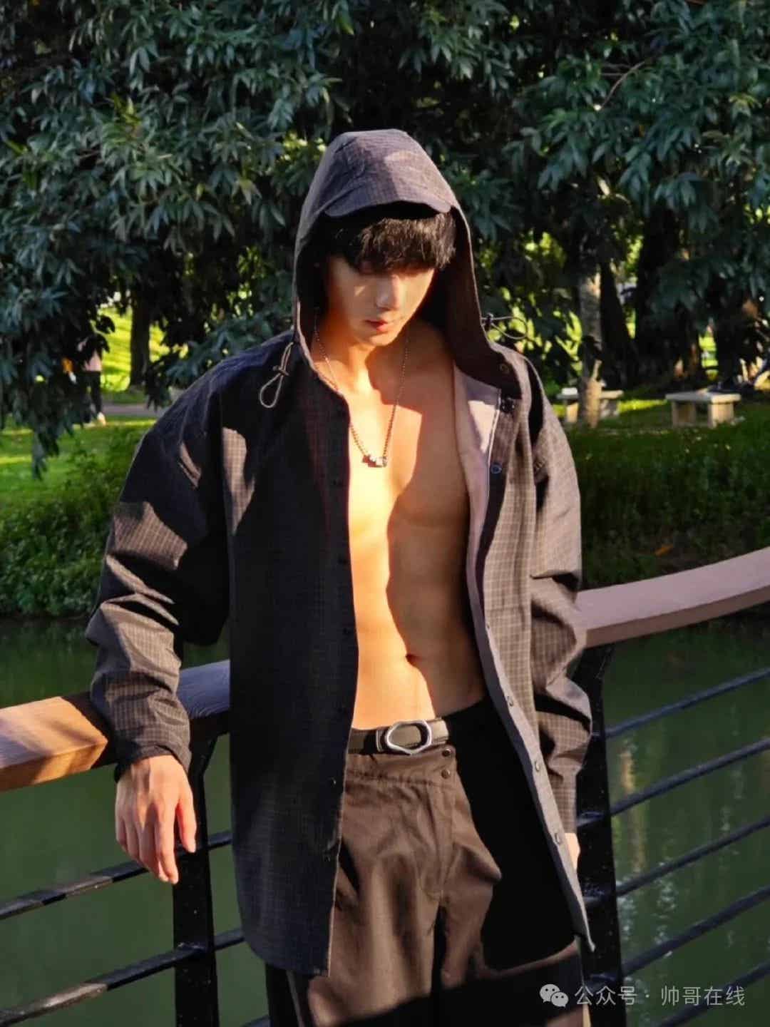 白嫩干净的簿肌球服弟弟，这腹肌可太香啦！（腹肌帅哥解剖之后被制作成标本）