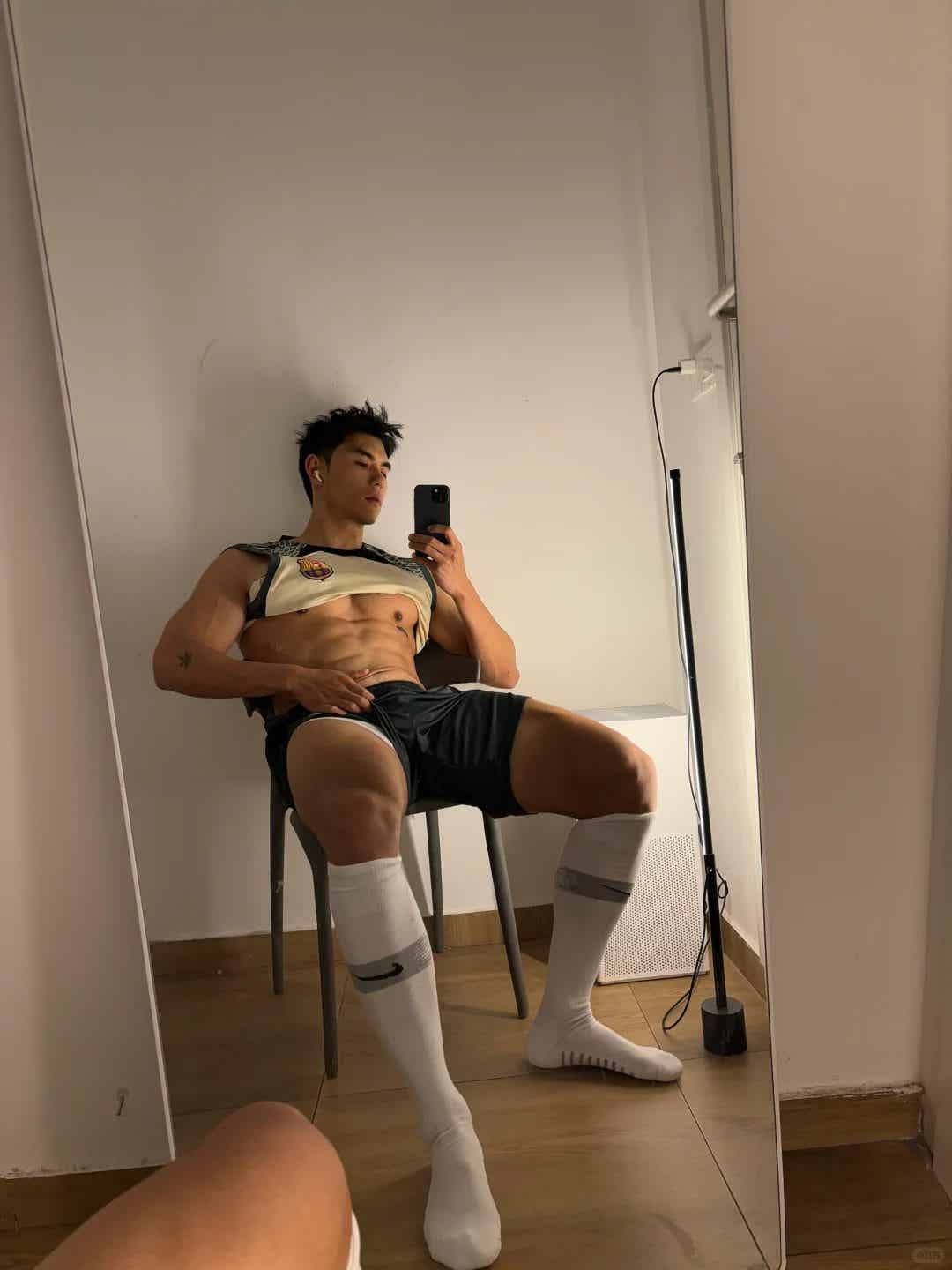 楼道里遇到腹肌体育生，这身材让声控灯都爆灯！？（搞定腹肌体育生）