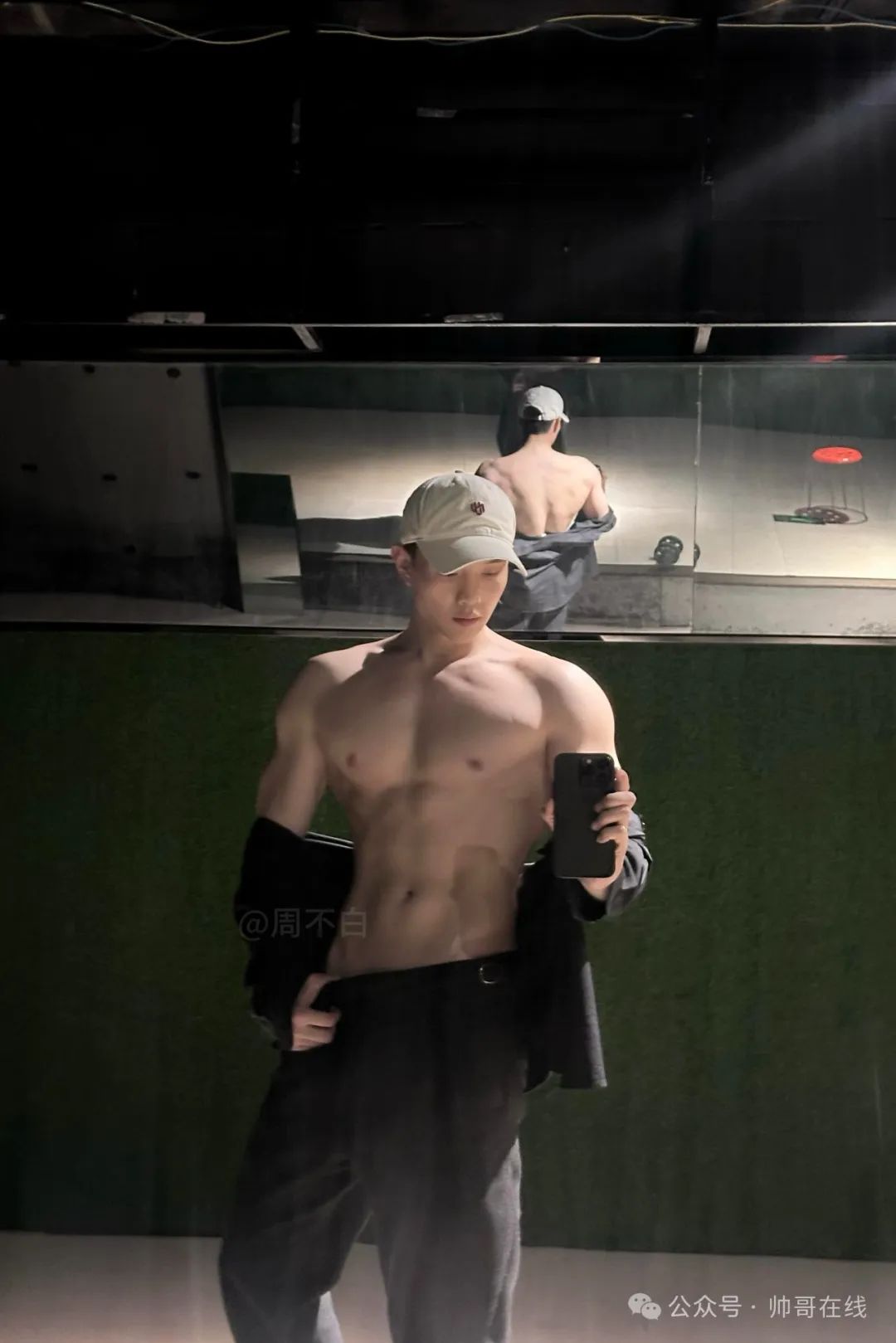 白皮宽肩窄腰肌肉帅哥，实力很可以!（宽肩窄腰腹肌男）