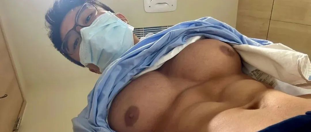 是谁在谈？这个又乖又帅的游泳男神，宽肩窄腰大长腿！（长的很帅的游泳运动员）