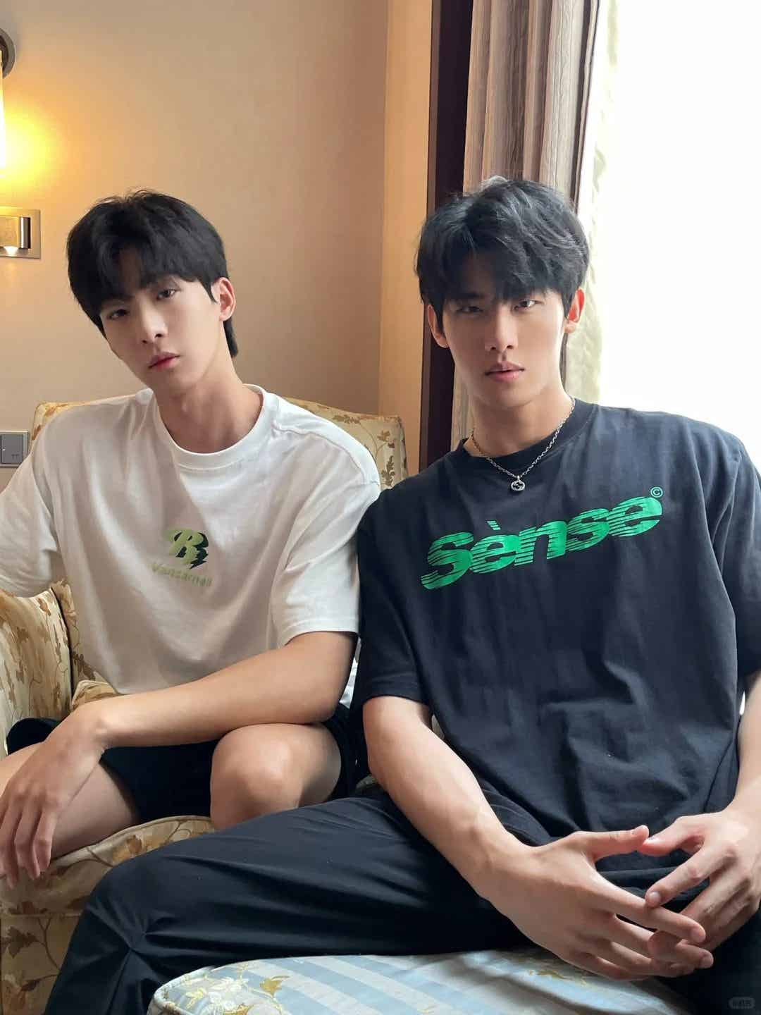 黑皮精瘦型男，时尚穿搭博主（黑皮肤男生穿搭博主）