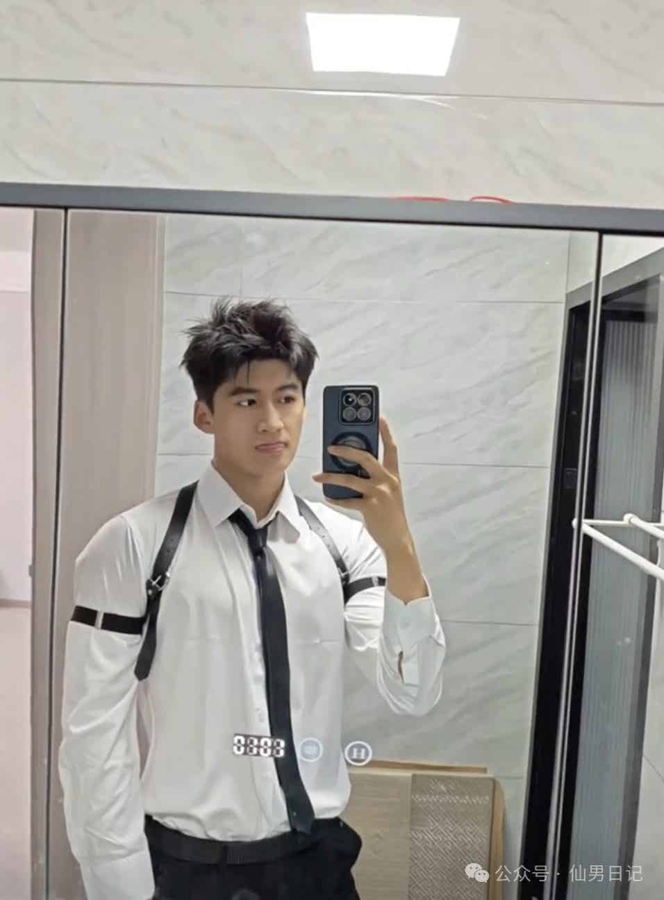 全网爆火的修水管师傅找到了！这腹肌真的可以……（大饱眼福的修水管）