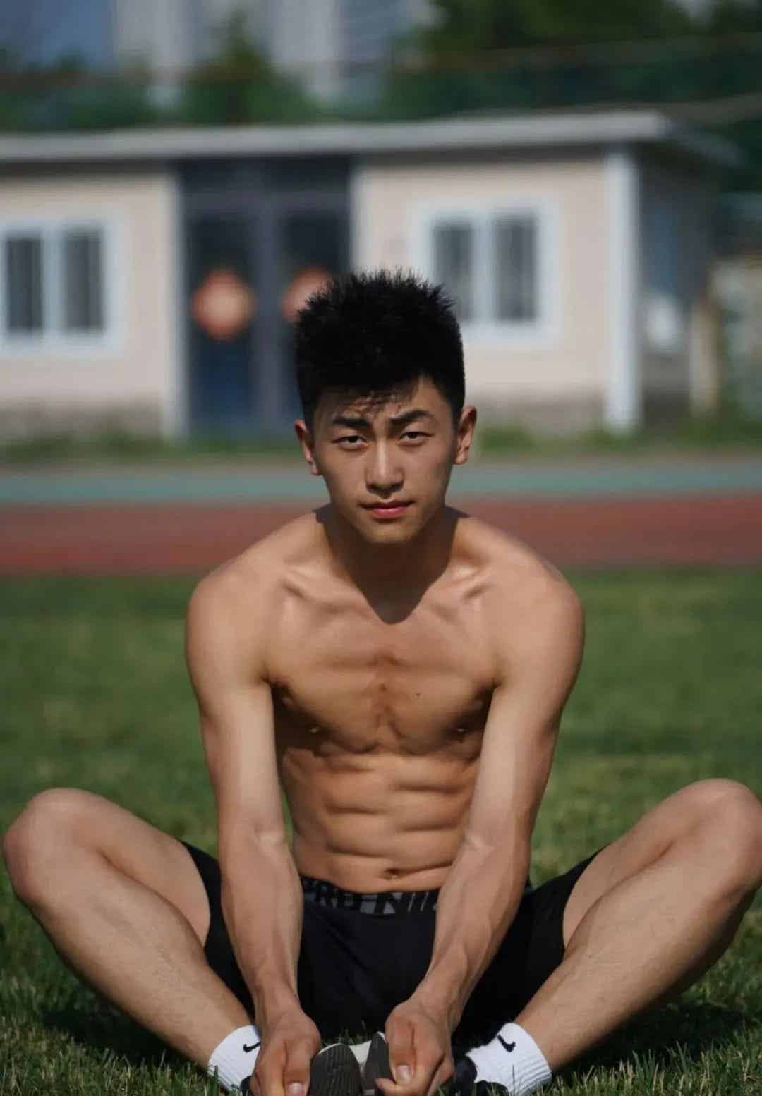 黑皮弟弟穿高弹裤训练实拍，网友：体育生天花板！（抖音达人带网友云游什川）