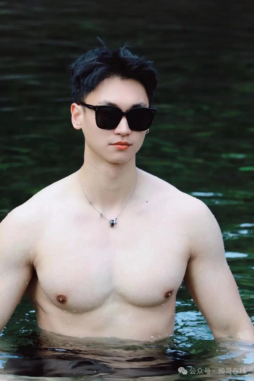 毫无训练痕迹的白皮肌肉壮男，这种身材你喜欢吗?（白皮肤健身肌肉好看吗）