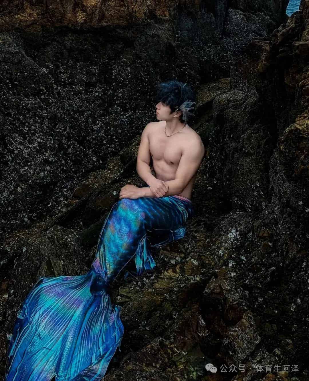 185cm粗腿健身男大，饱满胸肌太诱人，网友辣评：比我屁股还大…..（健身男大腿围）