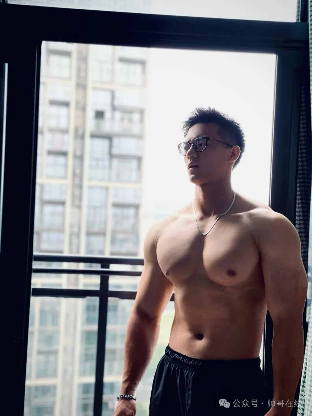 胸肌越练越大的肌肉私教，,这身材谁不喜欢？（胸肌越练越大吗）